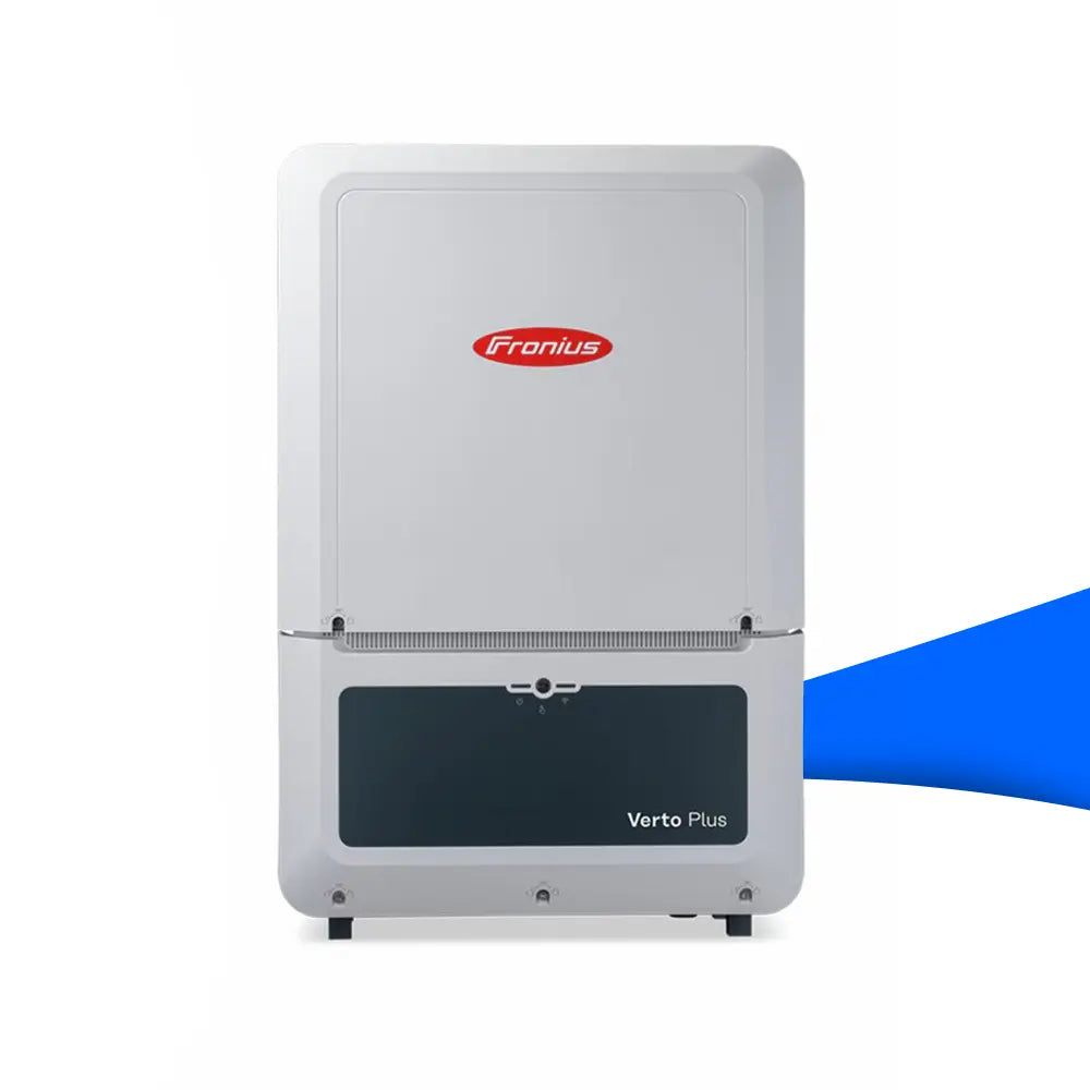 Fronius Verto Plus Wechselrichter – moderner Hybrid-Wechselrichter für Photovoltaikanlagen, graues Gehäuse mit rotem Fronius-Logo und schwarzer Frontblende, energieeffiziente Lösung für Solarstrom und Energiespeicher, vor weiß-blauem Hintergrund.