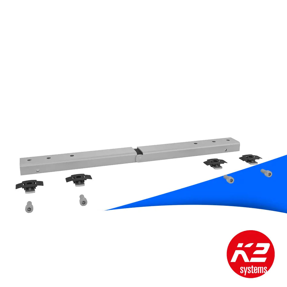 K2 RidgeConnector Set – 2004844, bestehend aus einer silberfarbenen Montageschiene mit Befestigungslöchern sowie vier schwarzen Halteclips und passenden Schrauben, auf weiß-blauem Hintergrund.