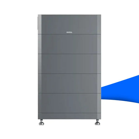 Frontalansicht des modularen KOSTAL HELIVOR HV Batteriespeichers mit 12,8 kWh Kapazität. Das Gerät ist ein dunkler, anthrazitfarbener Turm, bestehend aus mehreren gestapelten Speichermodulen, der auf vier kleinen Standfüßen steht.