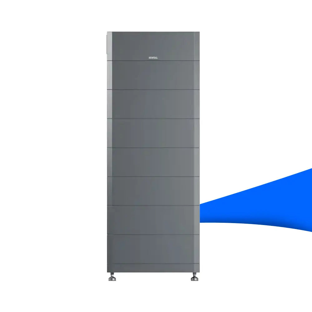 Frontalansicht des modularen KOSTAL HELIVOR HV Batteriespeichers mit 22,4 kWh Kapazität. Das Gerät ist ein dunkler, anthrazitfarbener Turm, bestehend aus mehreren gestapelten Speichermodulen, der auf vier kleinen Standfüßen steht.
