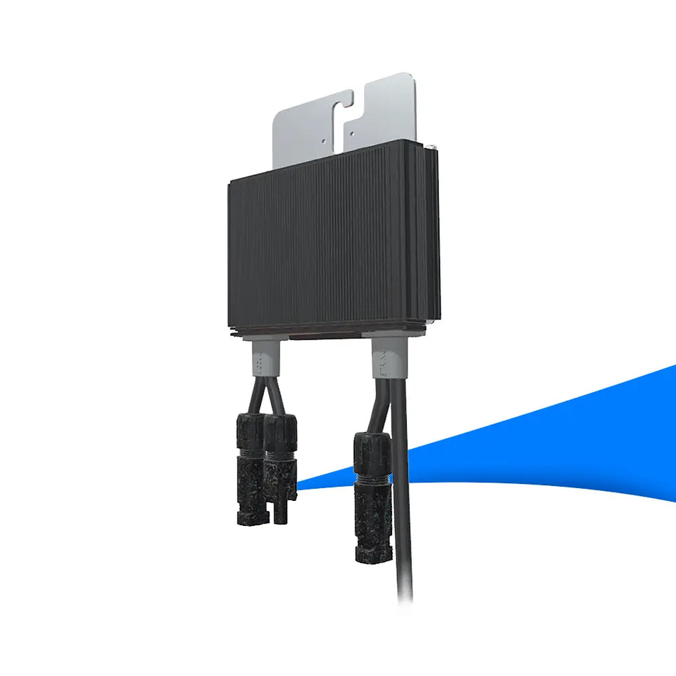 Abbildung des SolarEdge Leistungsoptimierers S440-1GM4MRM mit 490 W Nennleistung. Das Gerät verfügt über ein kompaktes, schwarzes Aluminiumgehäuse mit Kühlrippen zur passiven Wärmeableitung. Zwei MC4-kompatible Anschlusskabelpaare sind unten aus dem Gehäuse geführt. Oben befindet sich eine silberne Montagelasche zur Befestigung am Solarmodulrahmen. Der Optimierer dient der Modulüberwachung und Leistungsmaximierung in Photovoltaikanlagen.