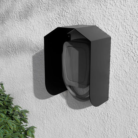 Moderner Wallbox Wetterschutz in Anthrazit installiert an einer Hausfassade als zuverlässiger Witterungsschutz für die Wallbox