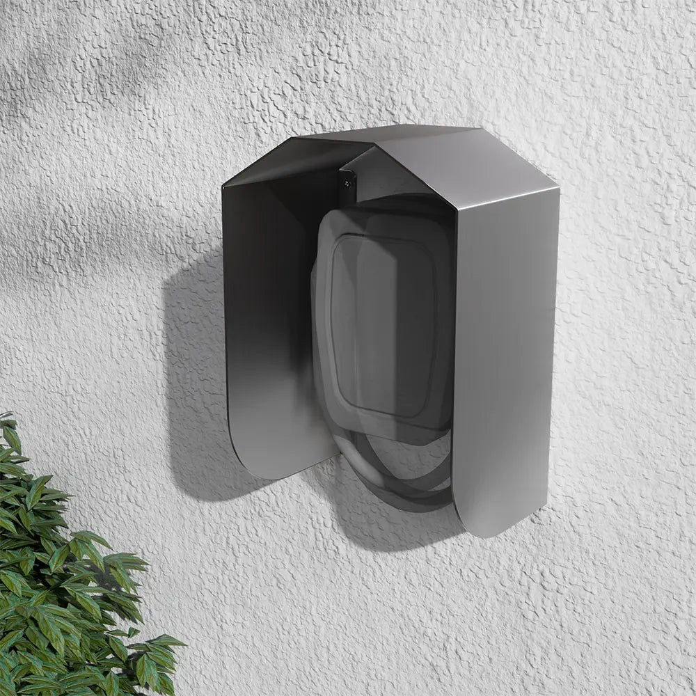 Silberner Wallbox Wetterschutz sicher montiert an einer Hauswand über einer E-Auto Ladestation als Regenschutz