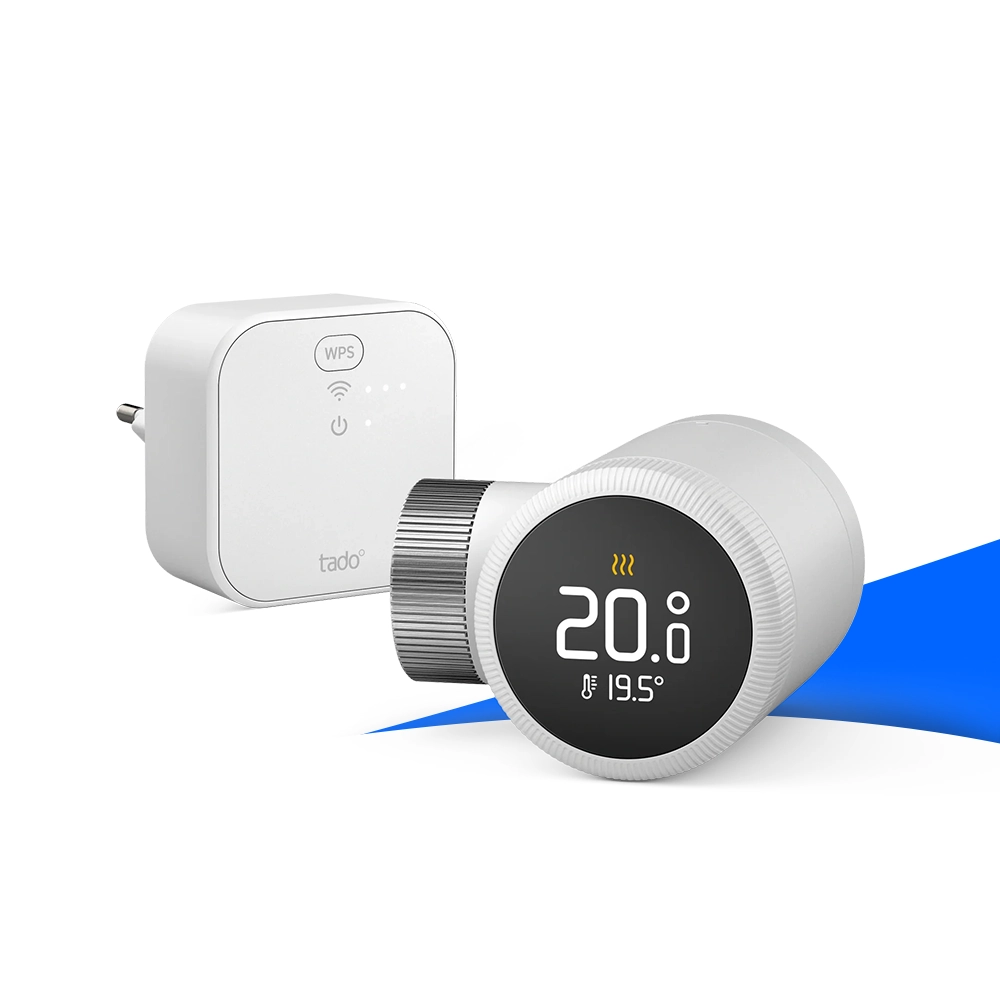 tado° X Starter Kit bestehend aus einem smarten Heizkörper-Thermostat mit rundem Display und silbernem Einstellrad sowie einer kompakten Bridge X mit LED-Anzeige und WPS-Taste. Auf dem Thermostat ist eine Temperatur von 20,0 °C angezeigt. Erhältlich bei sh24.